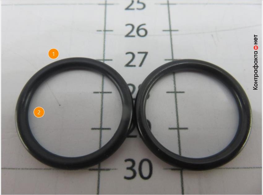 1. Оттенок кольца не соответствует оригиналу (кольцо матовое, оригинал - глянцевый). <br> 2. Материал имеет визуальное отличие.