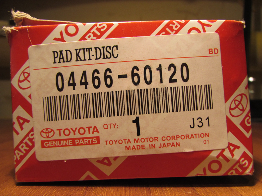 На стикере напечатано PAD KIT-DISC, в оригинале печатается PAD KIT, DISC BRAKE.