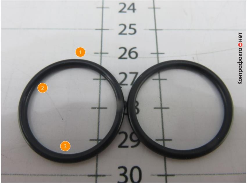 1. Оттенок кольца не соответствует оригиналу (кольцо глянцевое, оригинал - матовое). <br> 2. Материал имеет визуальное отличие. <br> 3. Отсутствует внешняя обработка.