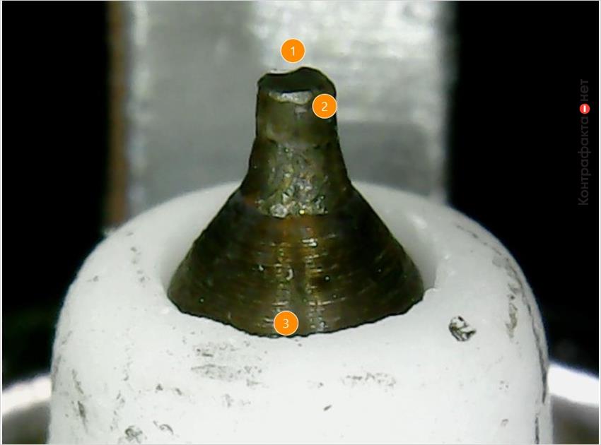1. Центральный электрод искаженной формы. <br> 2. Платиновый наконечник заменен железо-никелевым. <br> 3. Присутствуют дефекты теплового конуса изолятора.